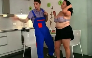 Huge boobs plumper seduces skinny repairman