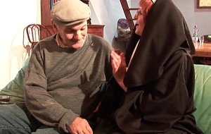 Une vieille nonne baisee et sodomisee par papy et lassie pote