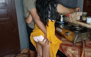 काम करने वाली बाई को किचन में सफाई करते चोदा XXX Maid Sex साफ हिंदी आवाज में