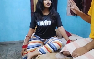 Indian hindi video मोहल्ले की aunty मेरे ghar aai wo काफी pyasi lag rhi थी। मेने उनकी pyas bujhai