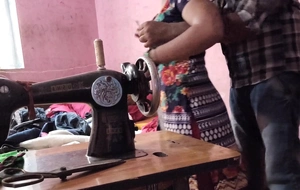 देसी भाभी को सिलाई करते समय अंकल ने चोदा