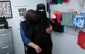 Officer Confronts Hijab Shoplifter Legal age teenager Everywhere Her Crime - Lifterhub