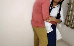 स्कूल वैन ड्राइवर कोमल को लेने घर पर आया और उसी मौके पर चोदा