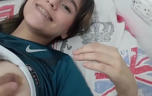 Encuentro a mi hermanastra clean mi ropa puesta y se la quito hasta terminar follandomela - Historia completa