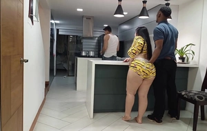 Me follo a influenza esposa de mi mejor amigo mientras el me cocina