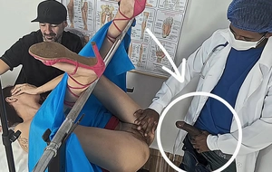 inseminada pelo médico dotado por trás do corno!